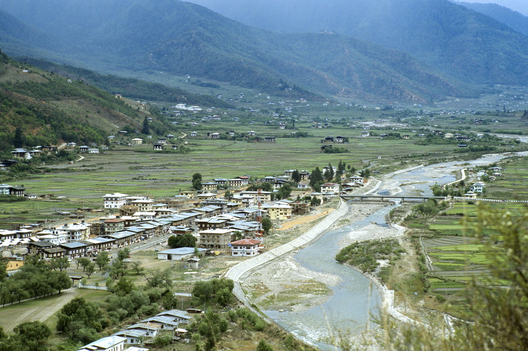 b_522l paro.jpg - Bhoutan - vallée de Punakha, Dzong de Punakha le bourg de Paro et la vallée